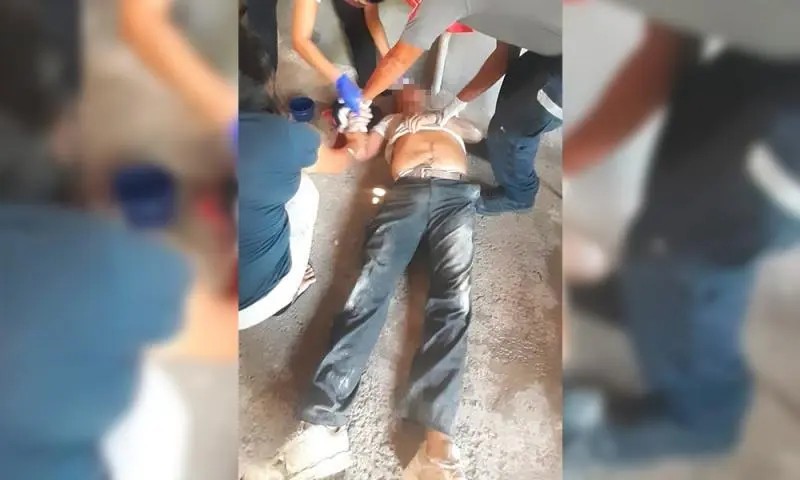 Hombre grave al caer de segundo piso