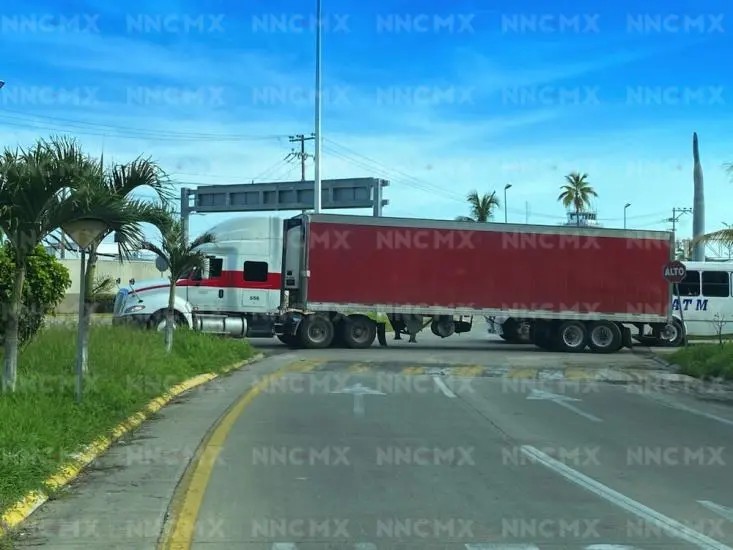 Puerto Vallarta. Tráiler de Soriana bloqueó el ingreso al aeropuerto