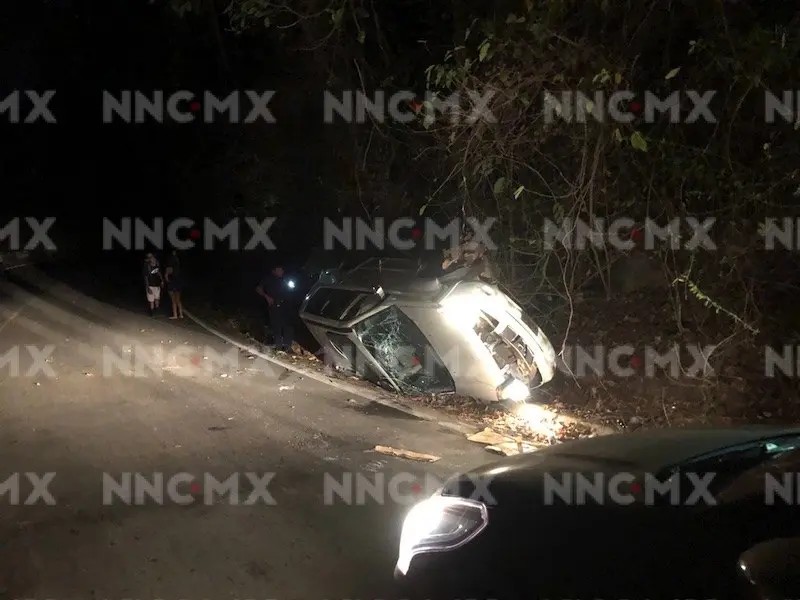 Volcadura rumbo a Boca de Tomatlán