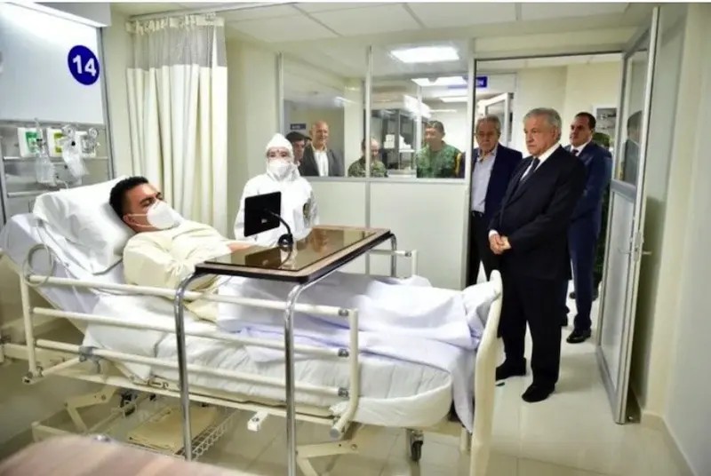 Acusan a AMLO de simulación al visitar un hospital; el ISSSTE responde