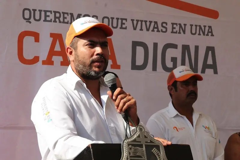 Cubre Bocas y Guantes, Deben Tirarse por Separado: D. Franco