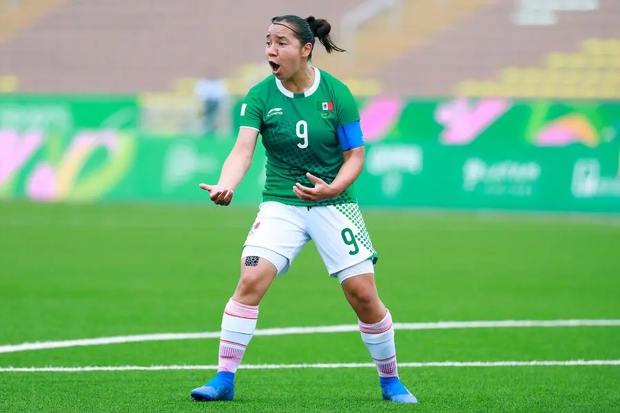 Charlyn optaría por una exfutbolista o un extranjero para DT del Tri