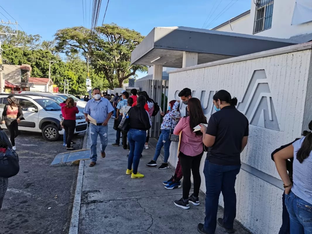 Abarrotan adolescentes centros de vacunación antiCOVID