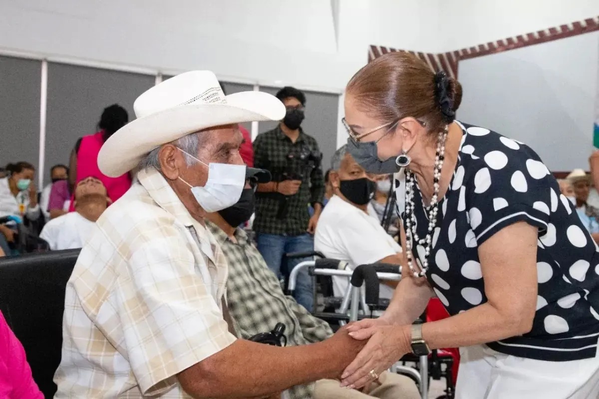 Entrega Corazón de Tu Gobierno sillas de ruedas, andaderas y bastones