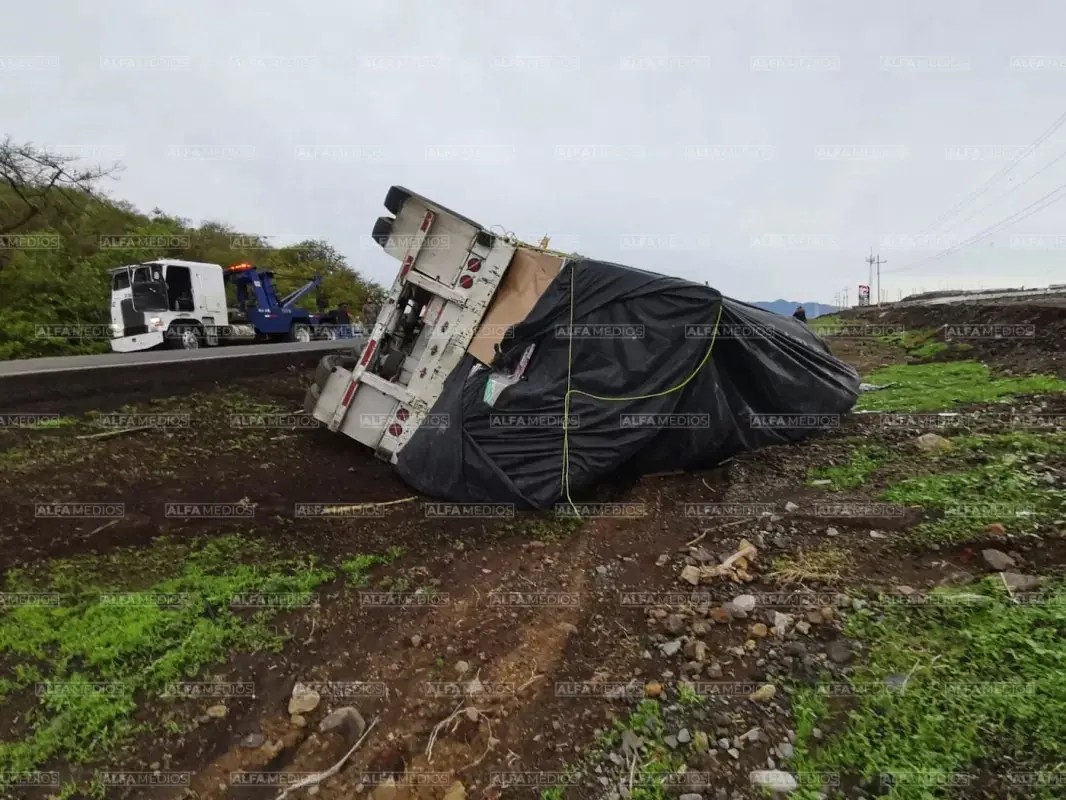 Trailer termina volcado en la carretera 15 libre