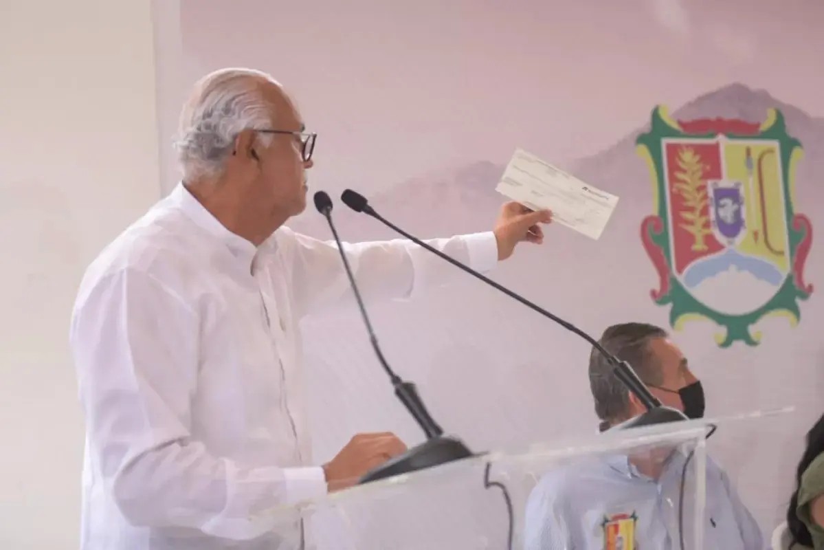 Navarro Quintero entregó casi 4 millones de pesos al Ayuntamiento de Tepic