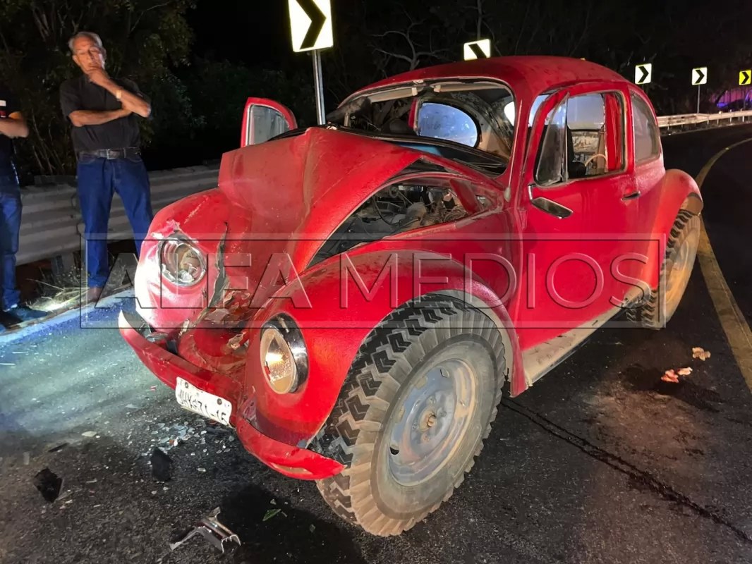 Pareja lesionada al impactarlos una suv