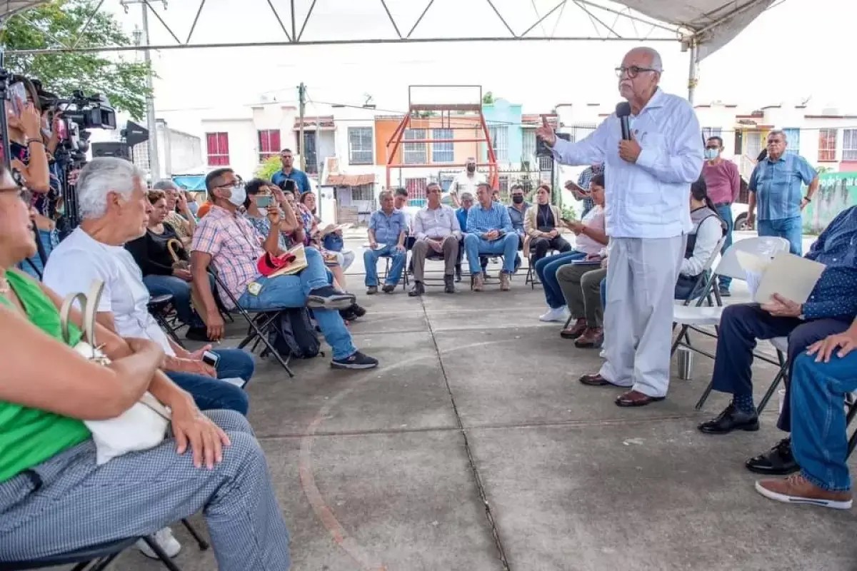 Dialoga Navarro Quintero con habitantes de Valle Real en Tepic