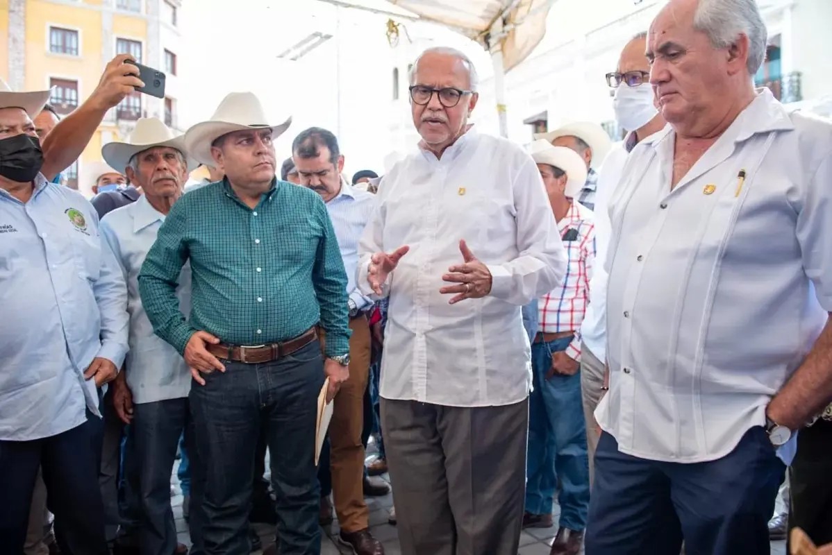 Dialoga Navarro Quintero con cañeros