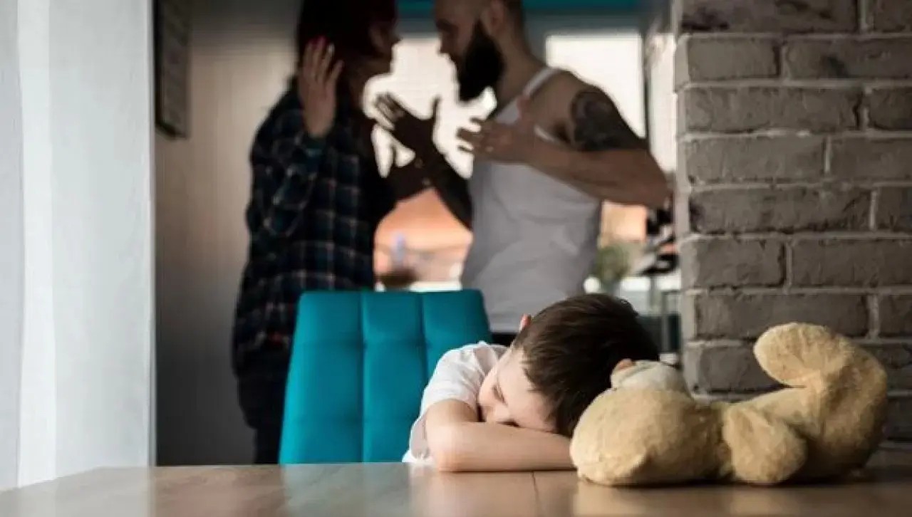 Proponen suspender patria potestad a padres que impidan al hijo convivir con su madre o padre