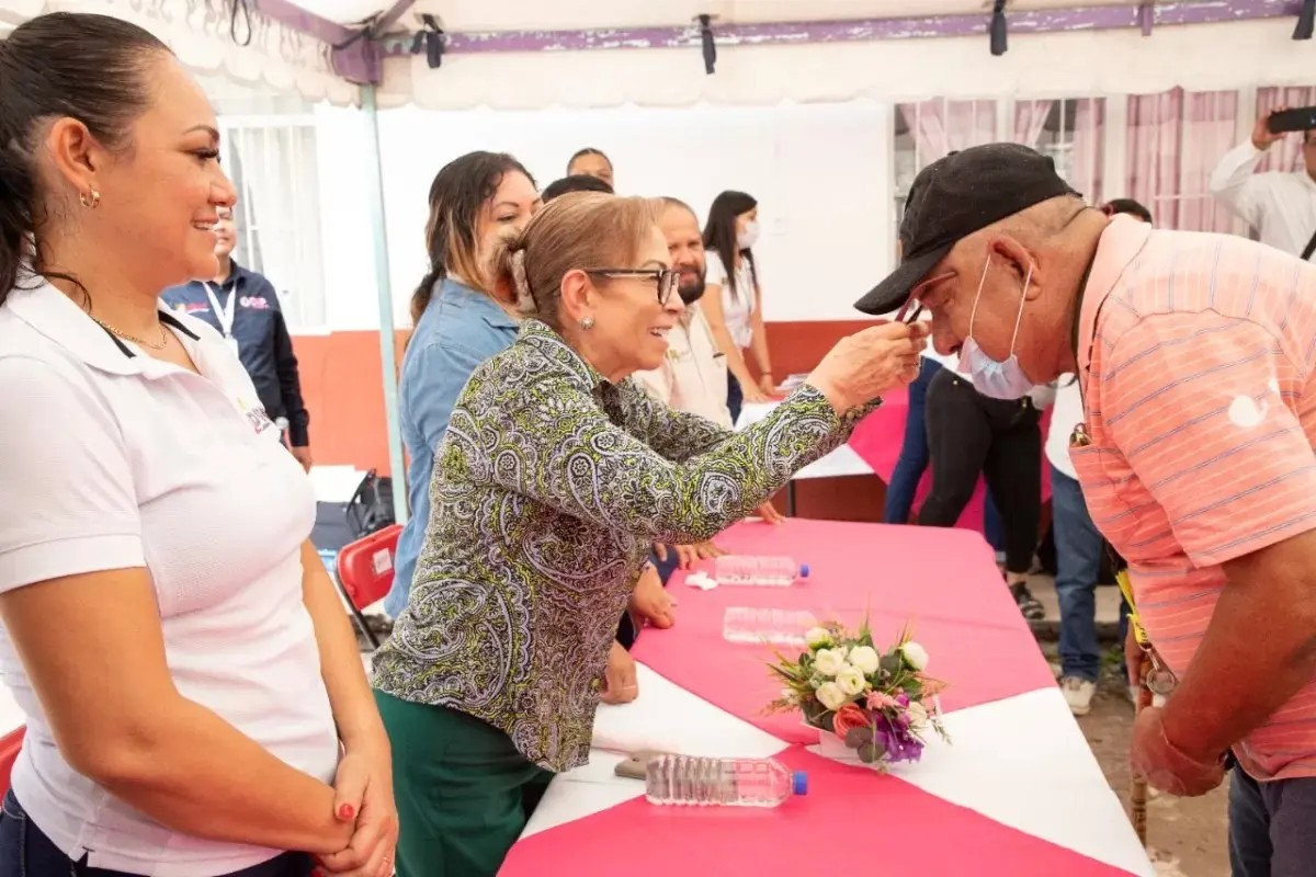 Entrega DIF Nayarit lentes graduados en Ruiz