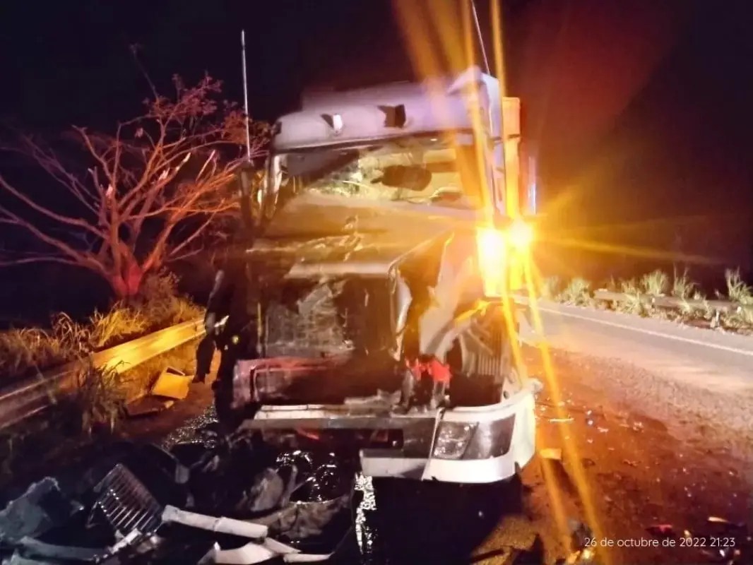 Chocan trailer y autobús en la federal 15