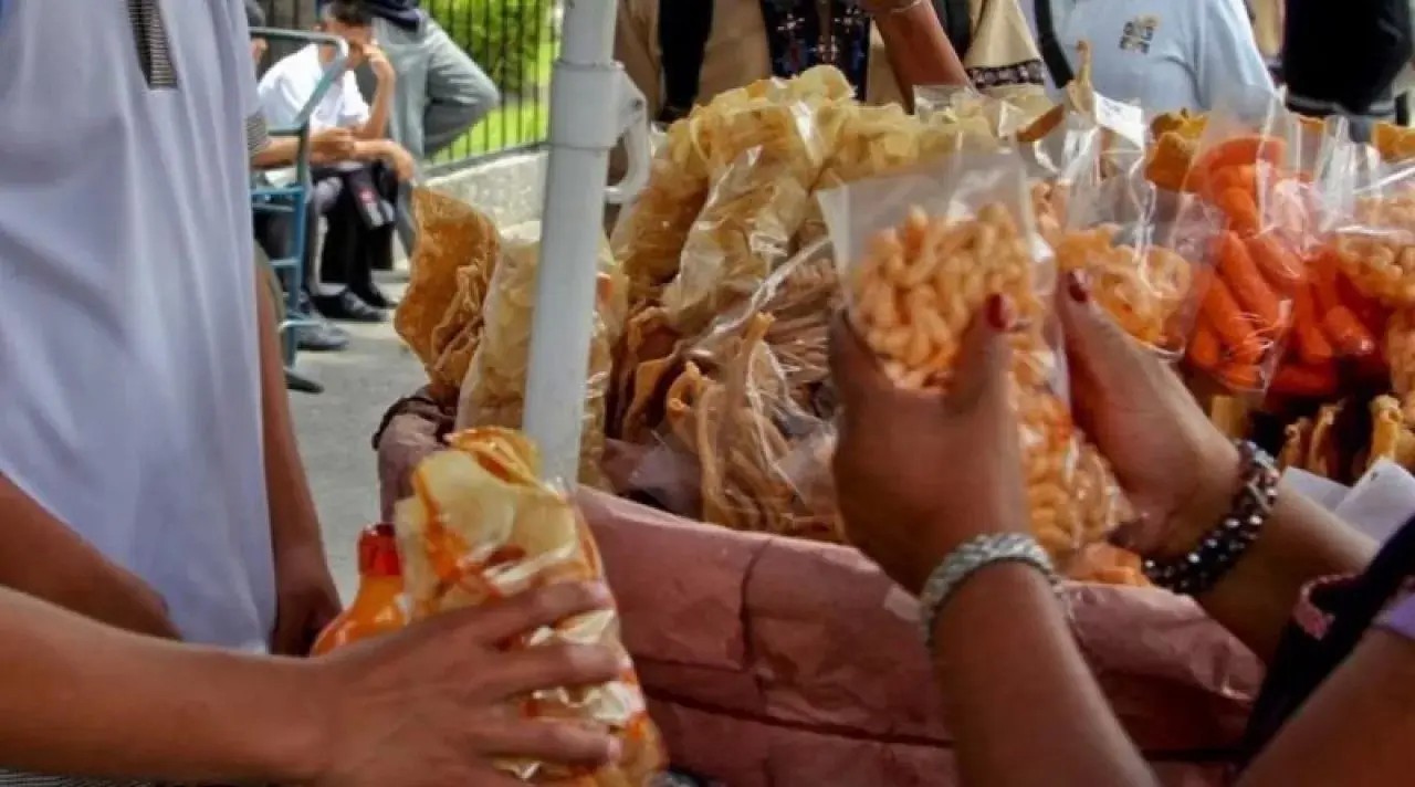 Prohíben venta de comida chatarra en las escuelas del país