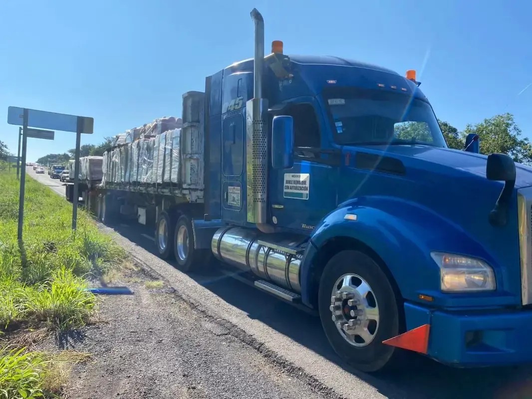 Llegan a Nayarit las primeras 20 mil láminas para damnificados por Roslyn