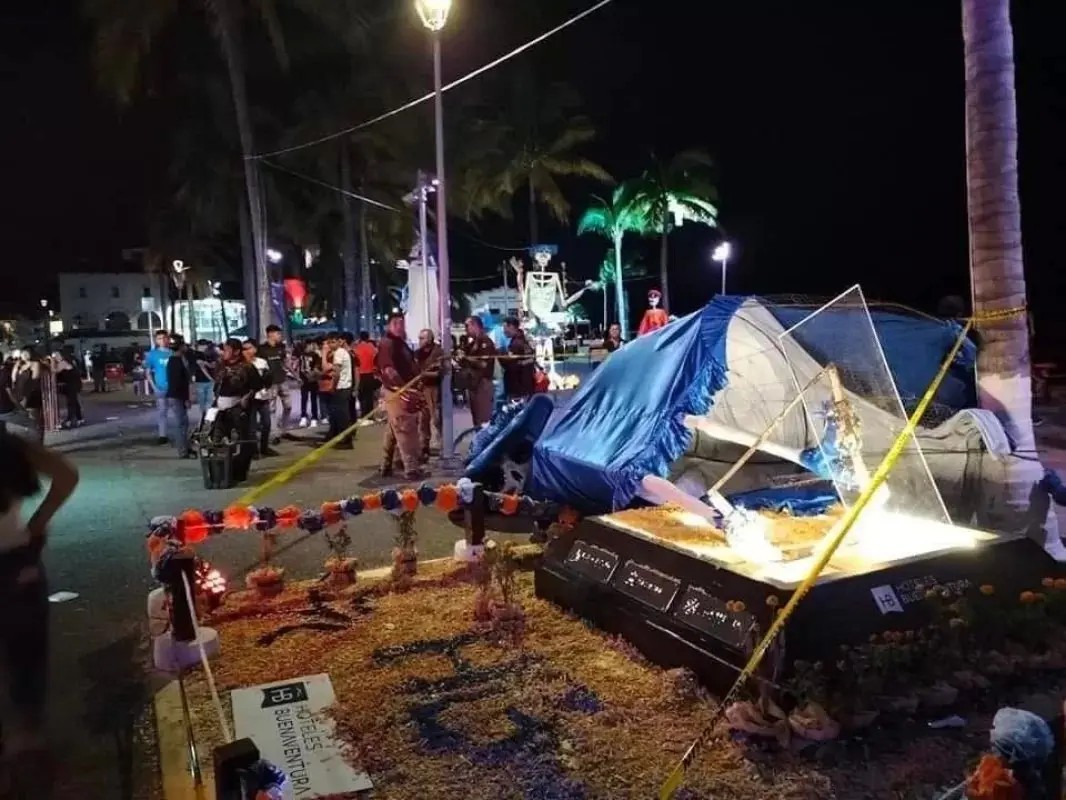 Cae catrina gigante sobre vendedor ambulante en Puerto Vallarta