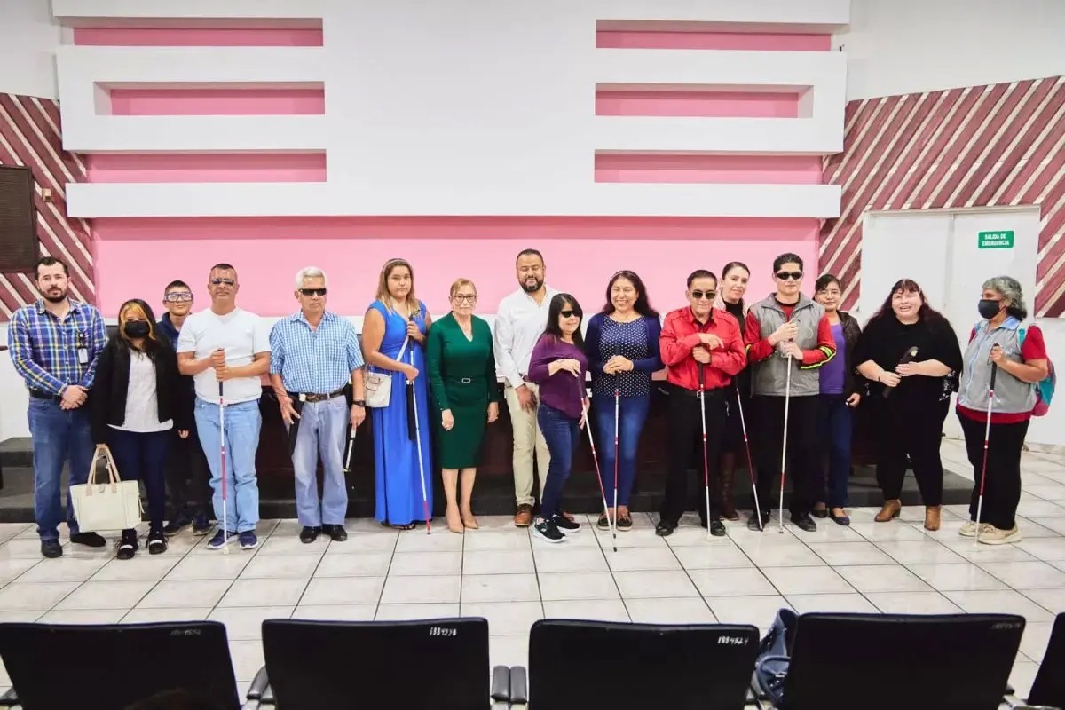 Entrega DIF Nayarit bastones blancos a personas con discapacidad visual