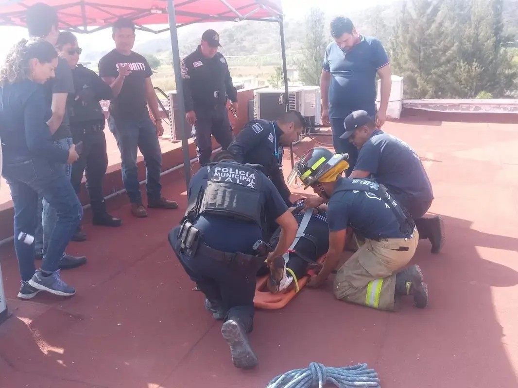 Atiende SSPC a femenina que se encontrara inconsciente en el tercer piso de un plantel educativo en Jala