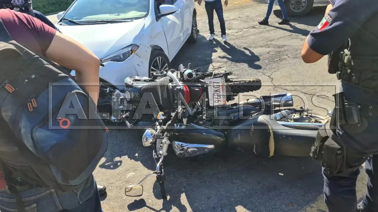 Mujer se lleva a dos motociclistas en av. Insurgentes