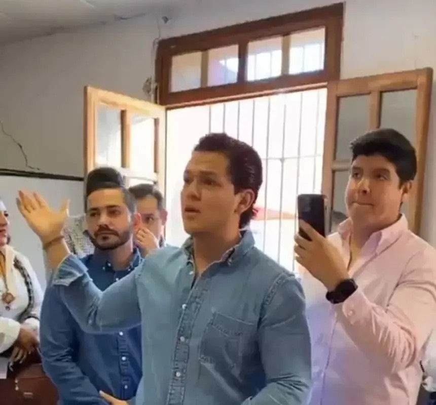 Presentan abogados de José Luis Tovar justificante médico falso ante juez