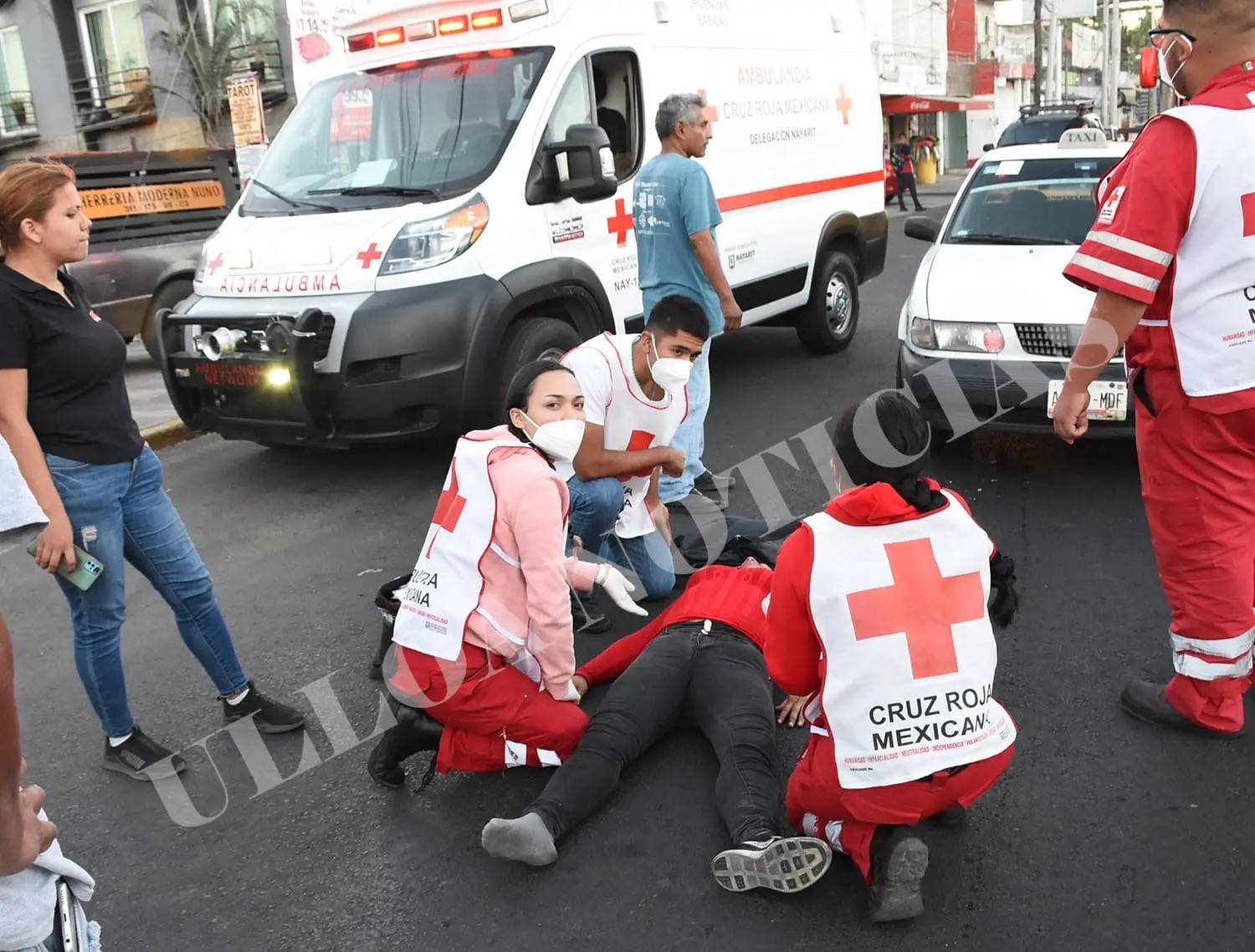 Mujer es atropellada por taxista frente al Ángel de la Independencia en Tepic