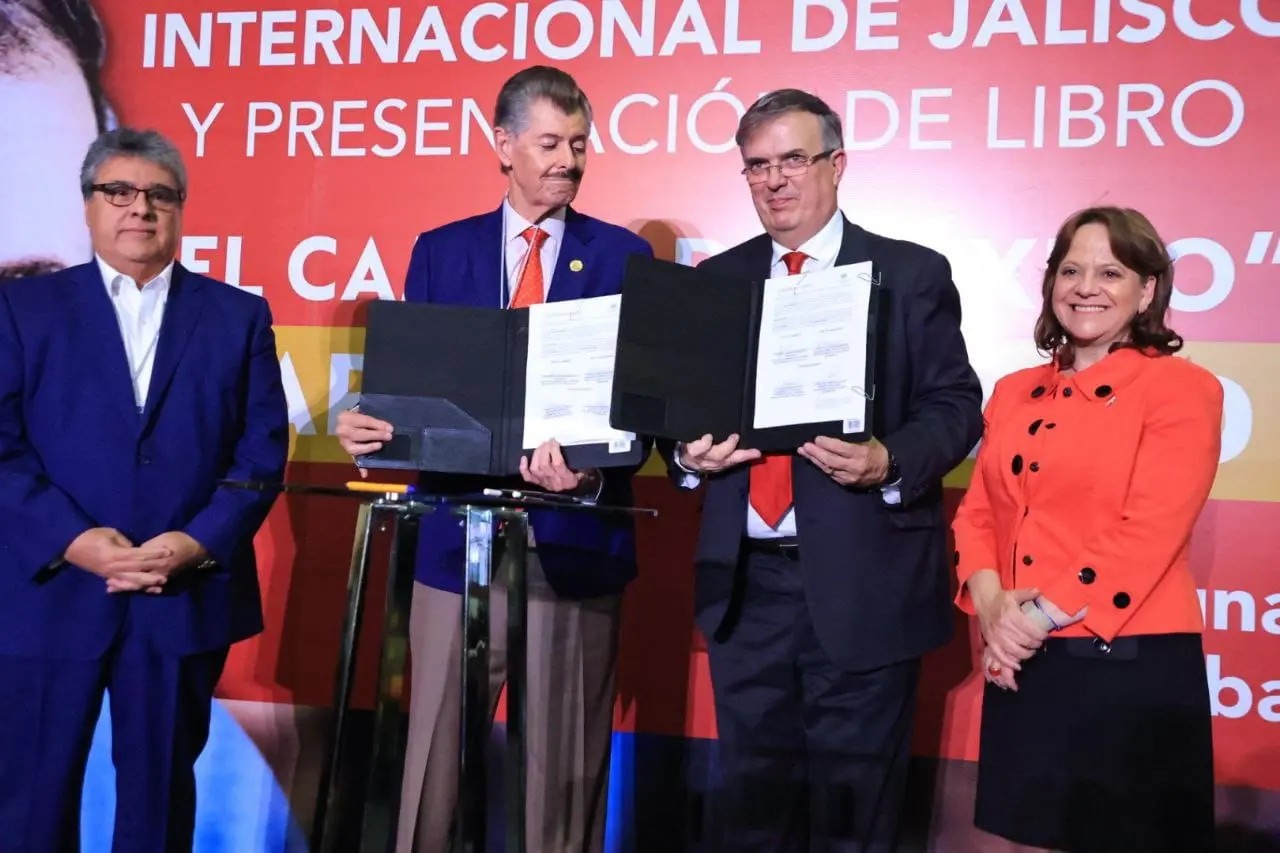 Firma Ebrard acuerdo para impulsar la venta de tequila en el mundo