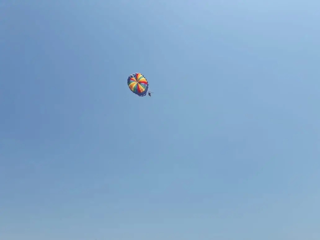Vive momentos de terror turista suspendido en parachute