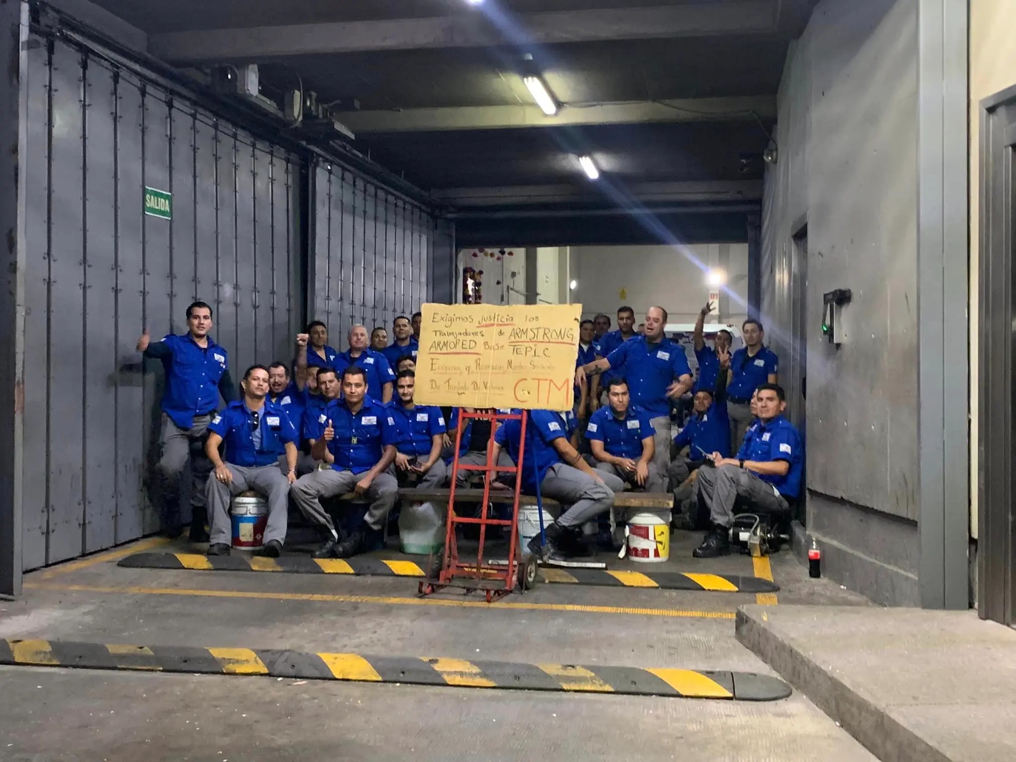 Reciben trabajadores de 'Armstrong' reciben a Jorge Benito