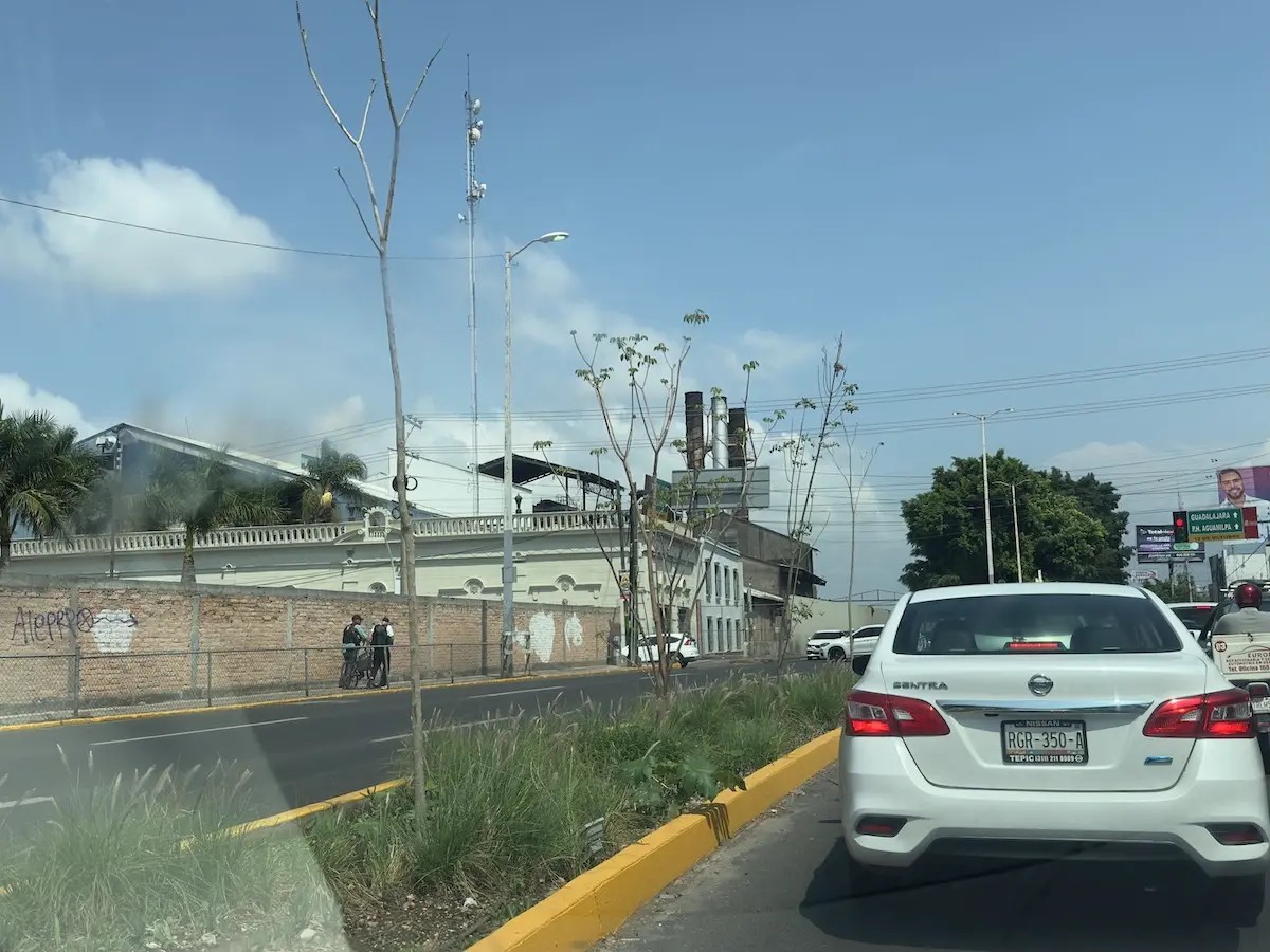 Juez ordena la destrucción del nuevo camellón de la av. Insurgentes en Tepic