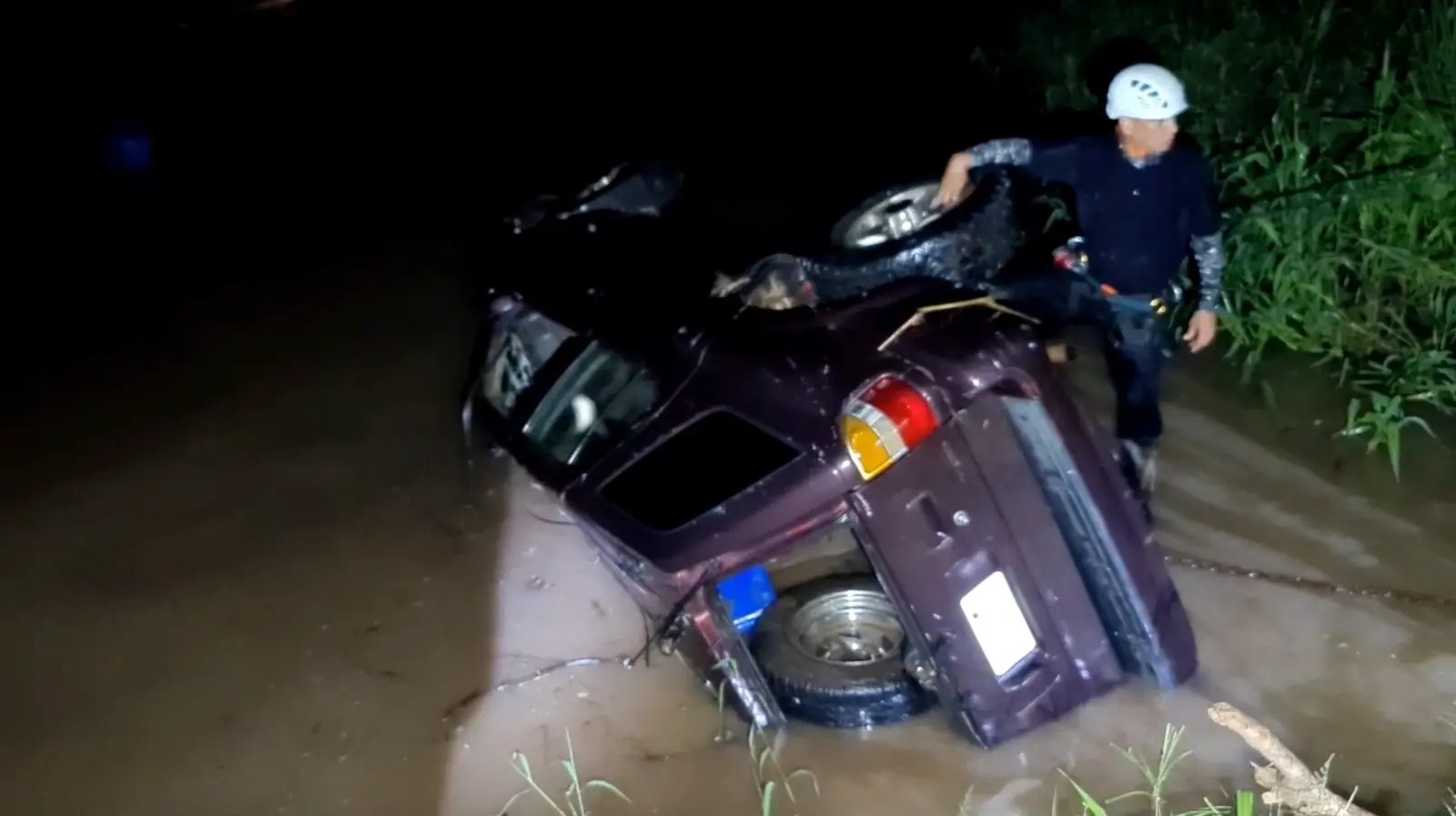 Encuentran volcada camioneta de pareja que salió de Puente de Camotlán