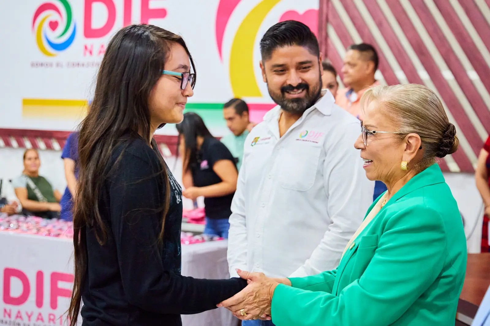 Mejora DIF Nayarit salud visual de nayaritas
