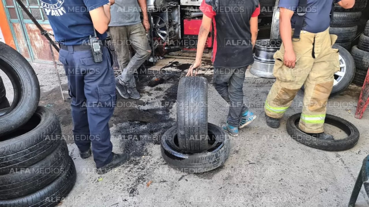 Presunto incendio en llantera provoca movilización