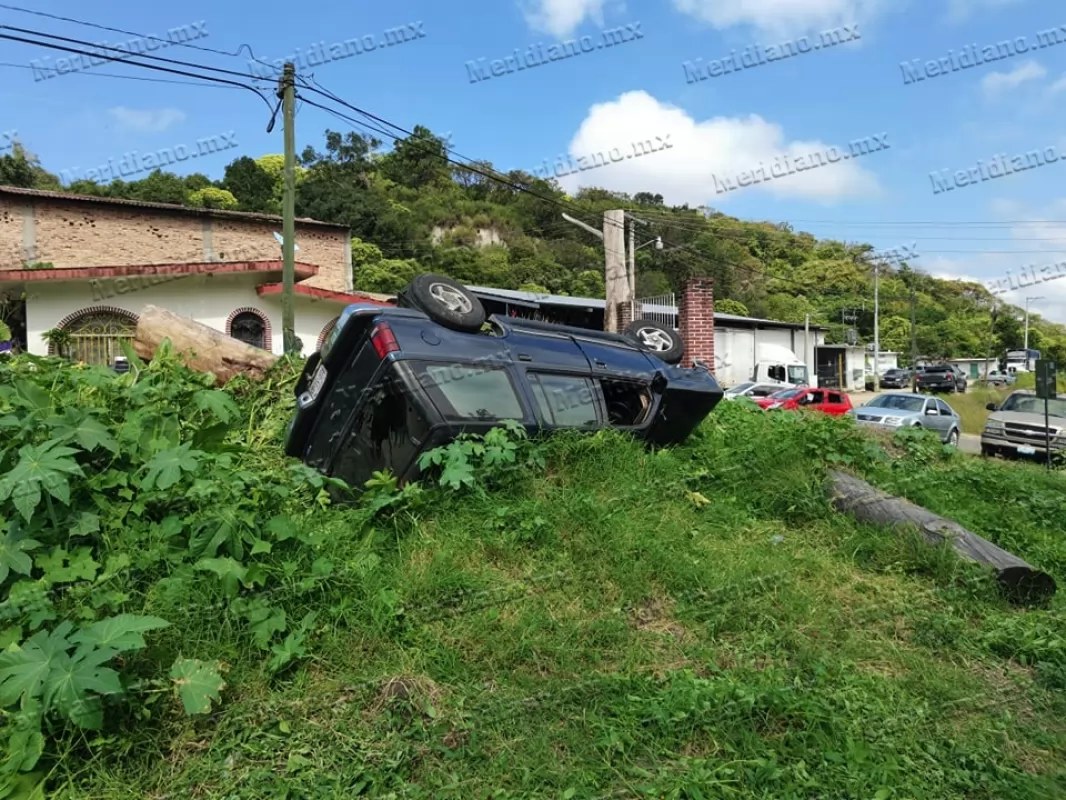 Camioneta termina llantas arriba y sobrevive su tripulante