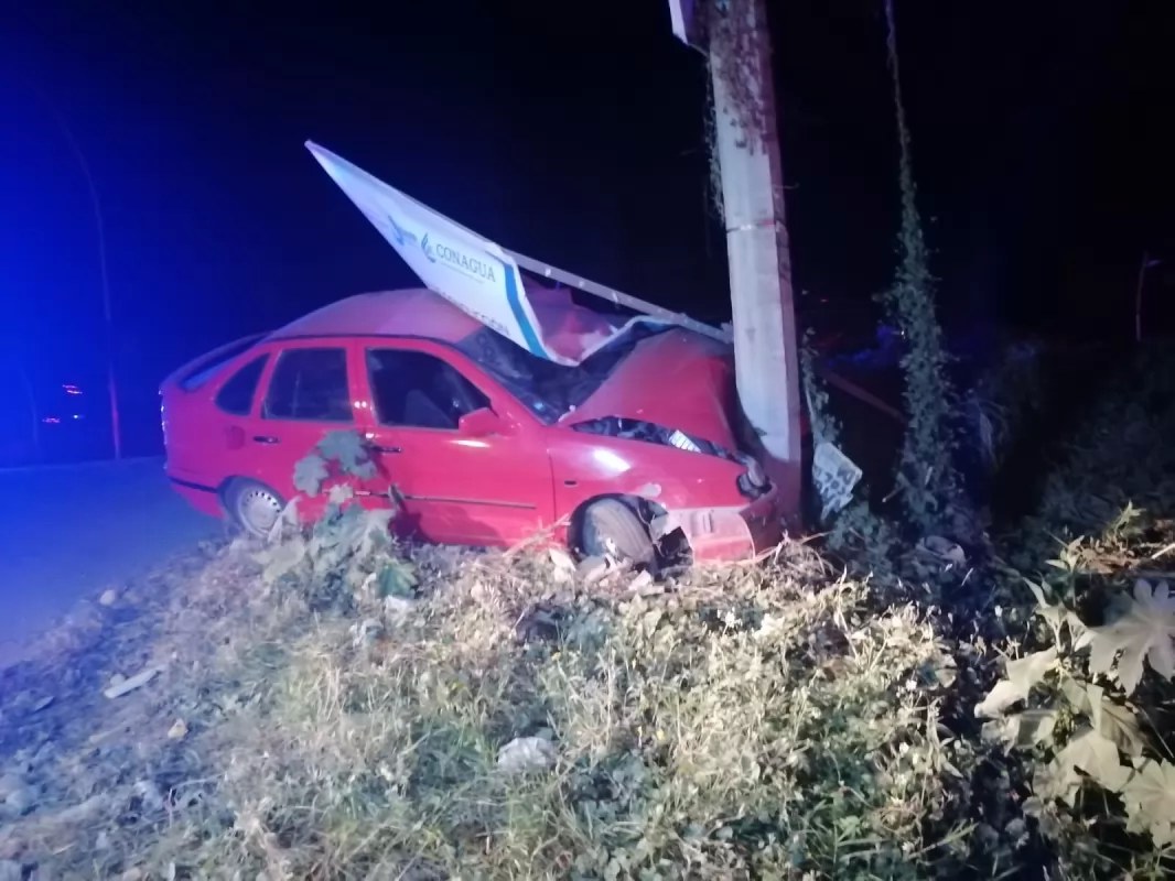 Se impactó contra un poste y provoca incendio en Conjuntos Del Bosque