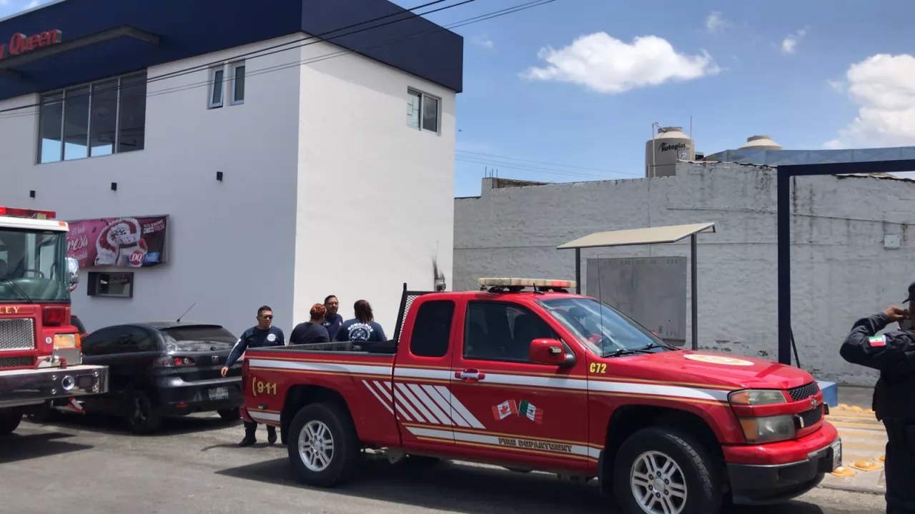Corto circuito provoca en negocio moviliza a bomberos