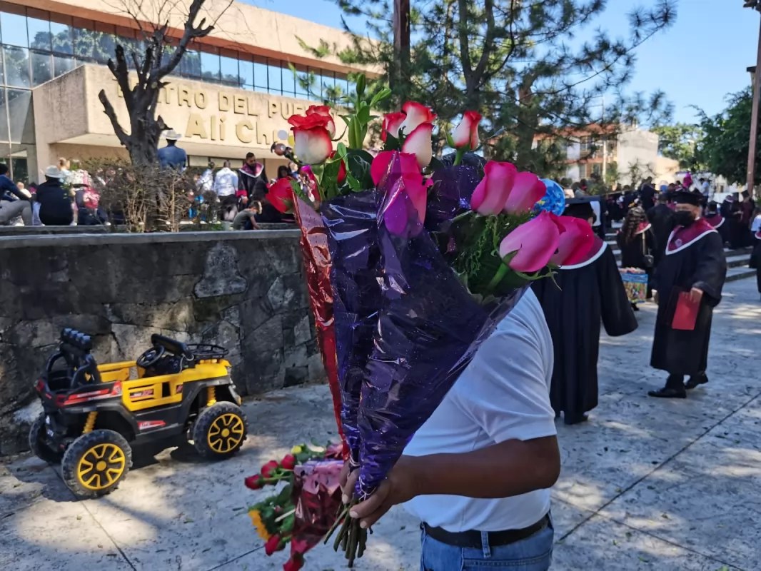 Bajas ventas de floristas a pesar de graduaciones en Tepic