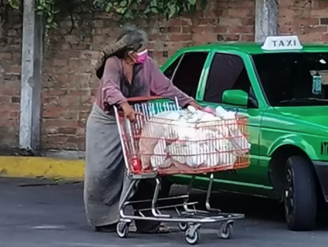 \"Me está yendo muy mal, por eso pido ayuda, para el pan de cada día\"