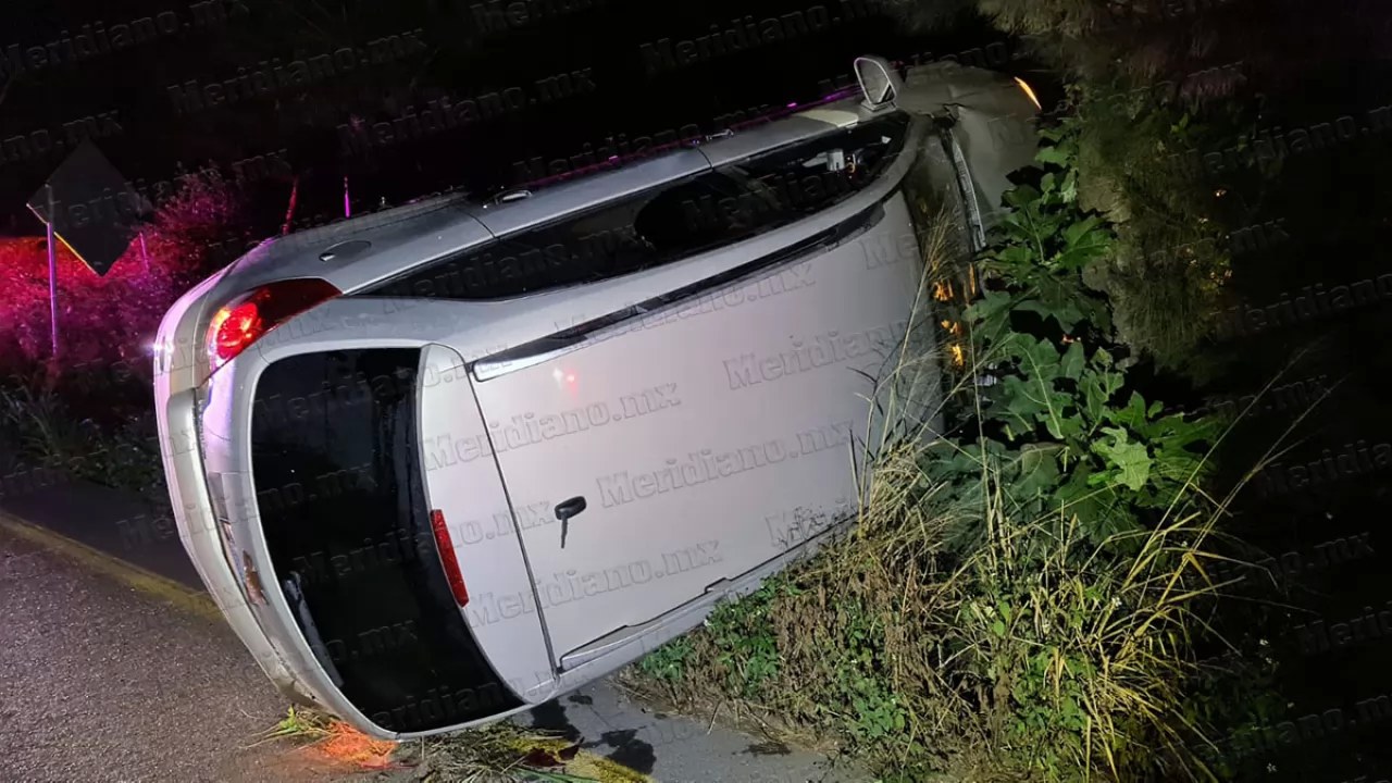 Vuelca joven mujer sobre el libramiento de Tepic