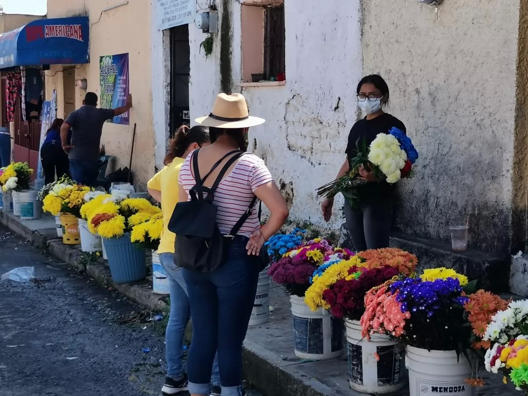 Abarrotado de visitantes el panteón de Xalisco