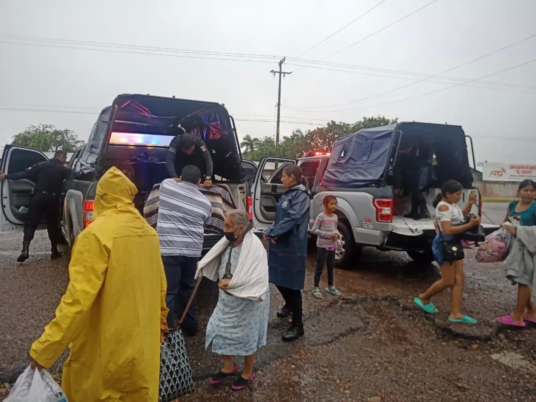 Evacúan a habitantes de Los Sandovales en Acaponeta