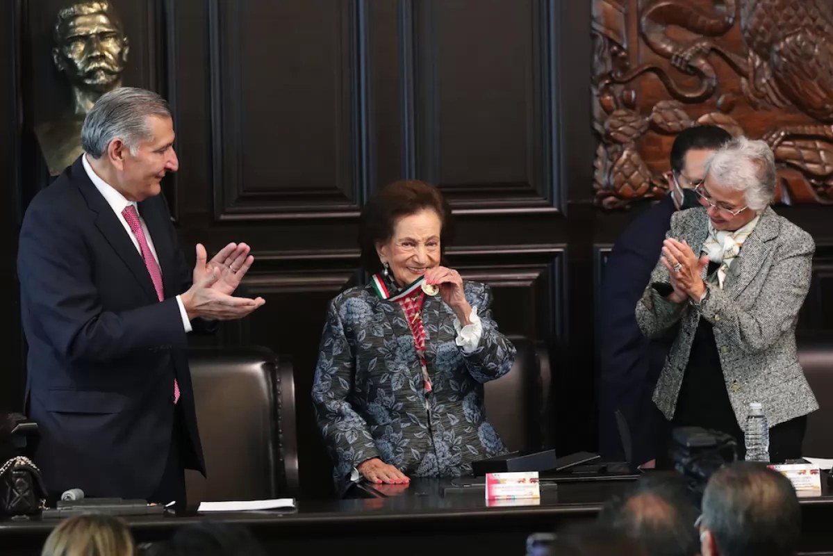Honran a Ifigenia Martínez y al Dr. Manuel Velasco con la Medalla Belisario Domínguez
