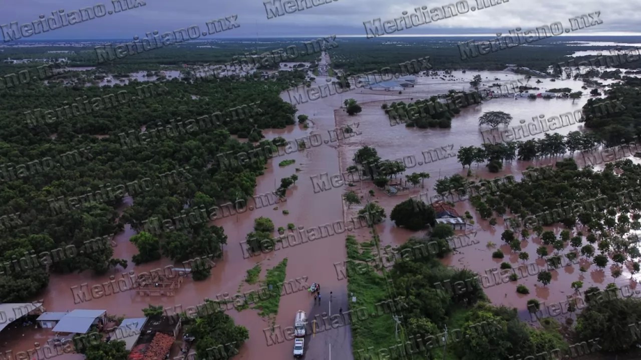 Río Acaponeta se lleva camioneta familiar y un tráiler