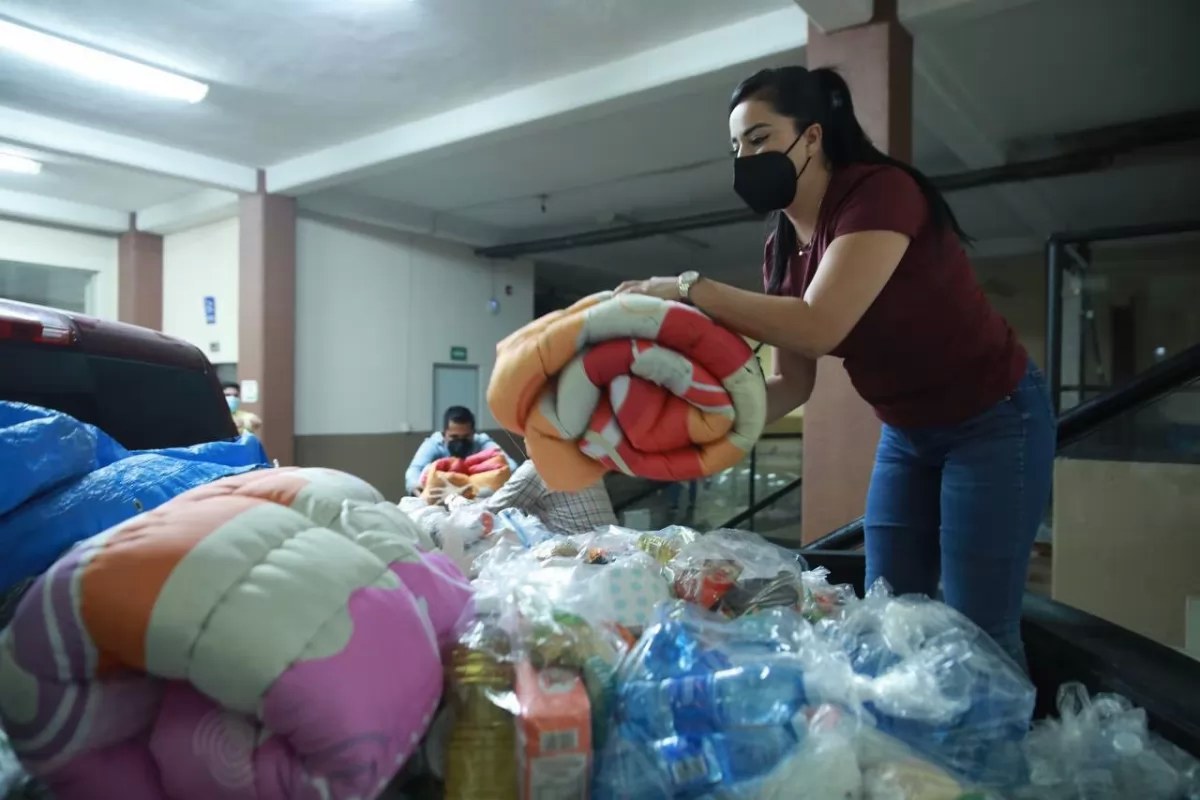 Ayudan legisladores con víveres y cobijas a afectados de la zona norte