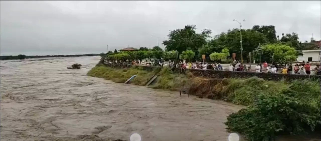 Arrastró a dos jóvenes el río Acaponeta