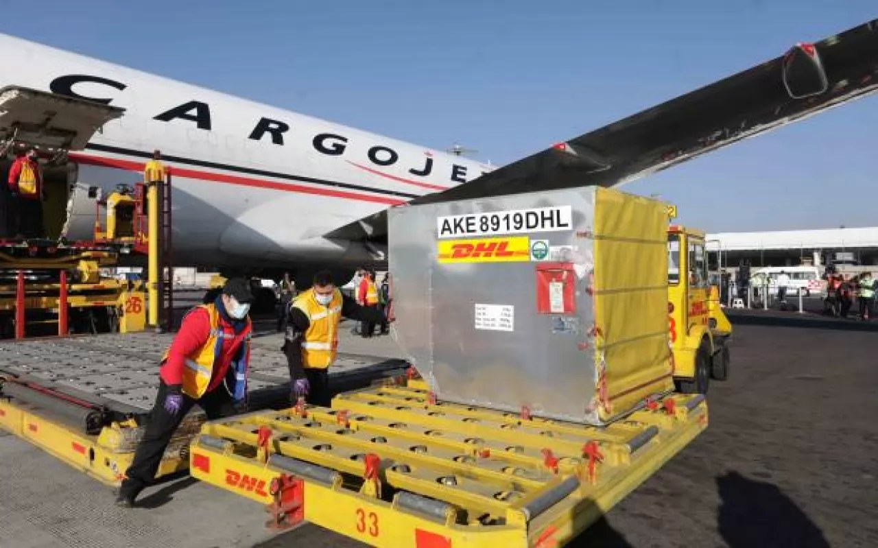 Recibe México más de 800 mil dosis de vacuna contra la COVID-19