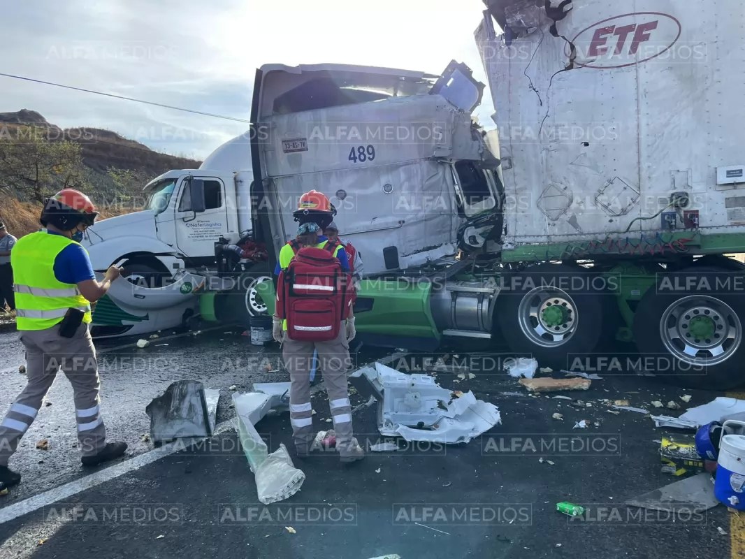 Dos trailers se impactan en la autopista gdl-tpc