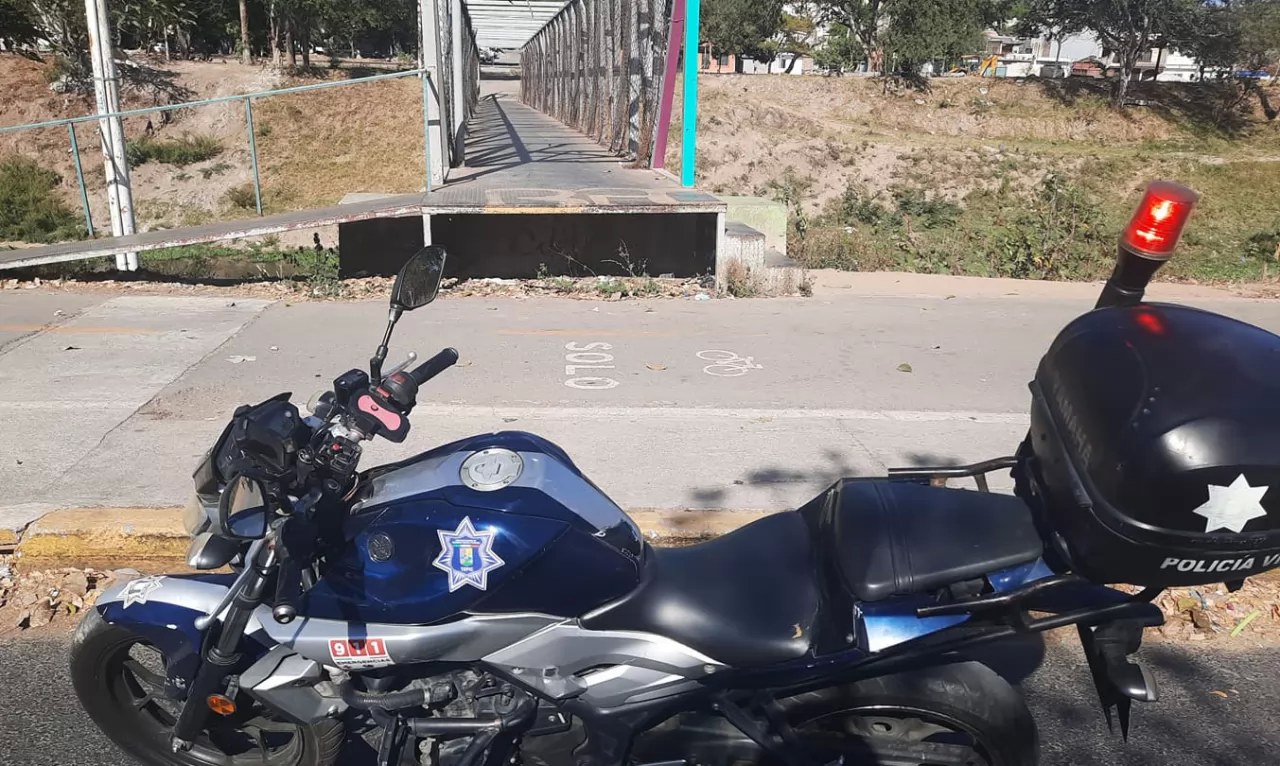 Multas de 700 pesos a motociclistas que crucen por puentes peatonales