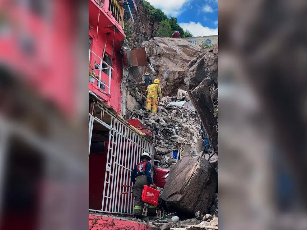 Un muerto y varios desparecidos tras desgaje de cerro en el Edomex