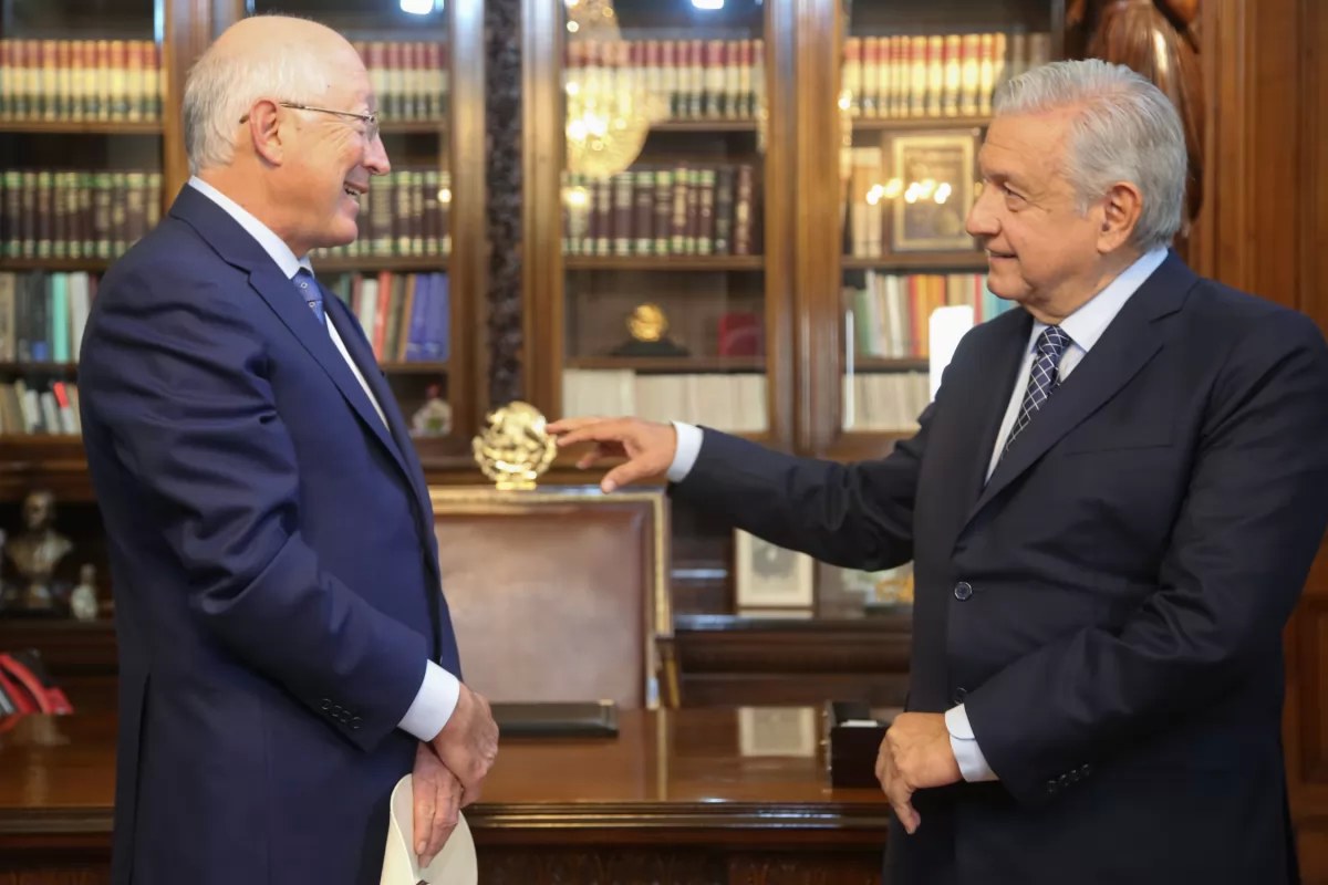 Ken Salazar y 19 embajadores más presentan sus credenciales a AMLO