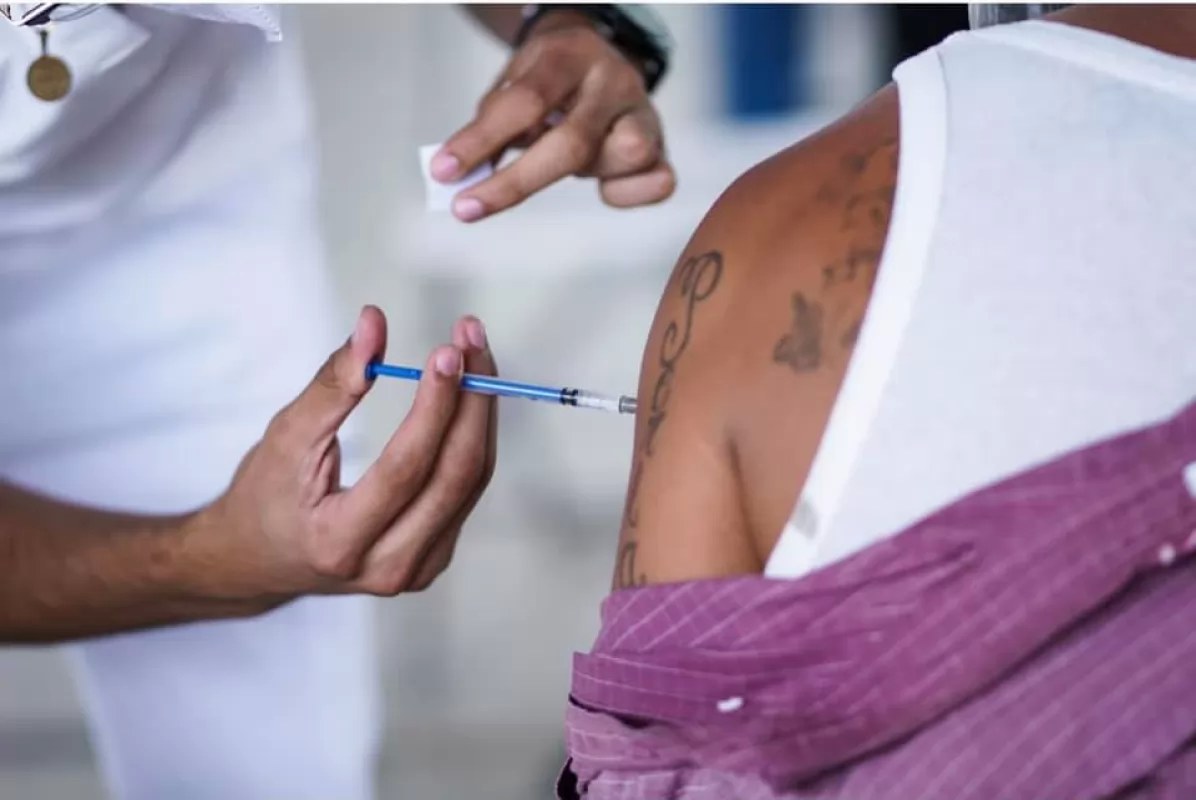 Mañana aplicarán segunda dosis a los adultos jóvenes en Tepic