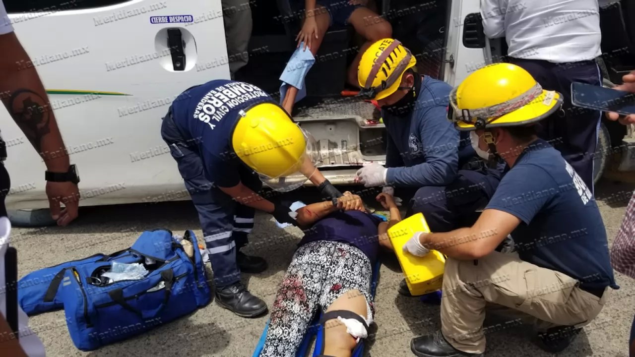 ¡taxi chocó contra un poste hay cinco heridos!